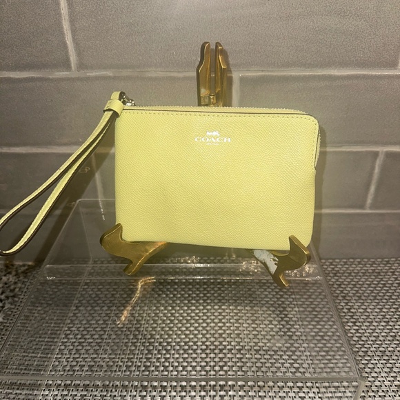 Coach Pale Lime Green Wristlet ~ New with Tags ~ 58032 - Picture 3 of 8